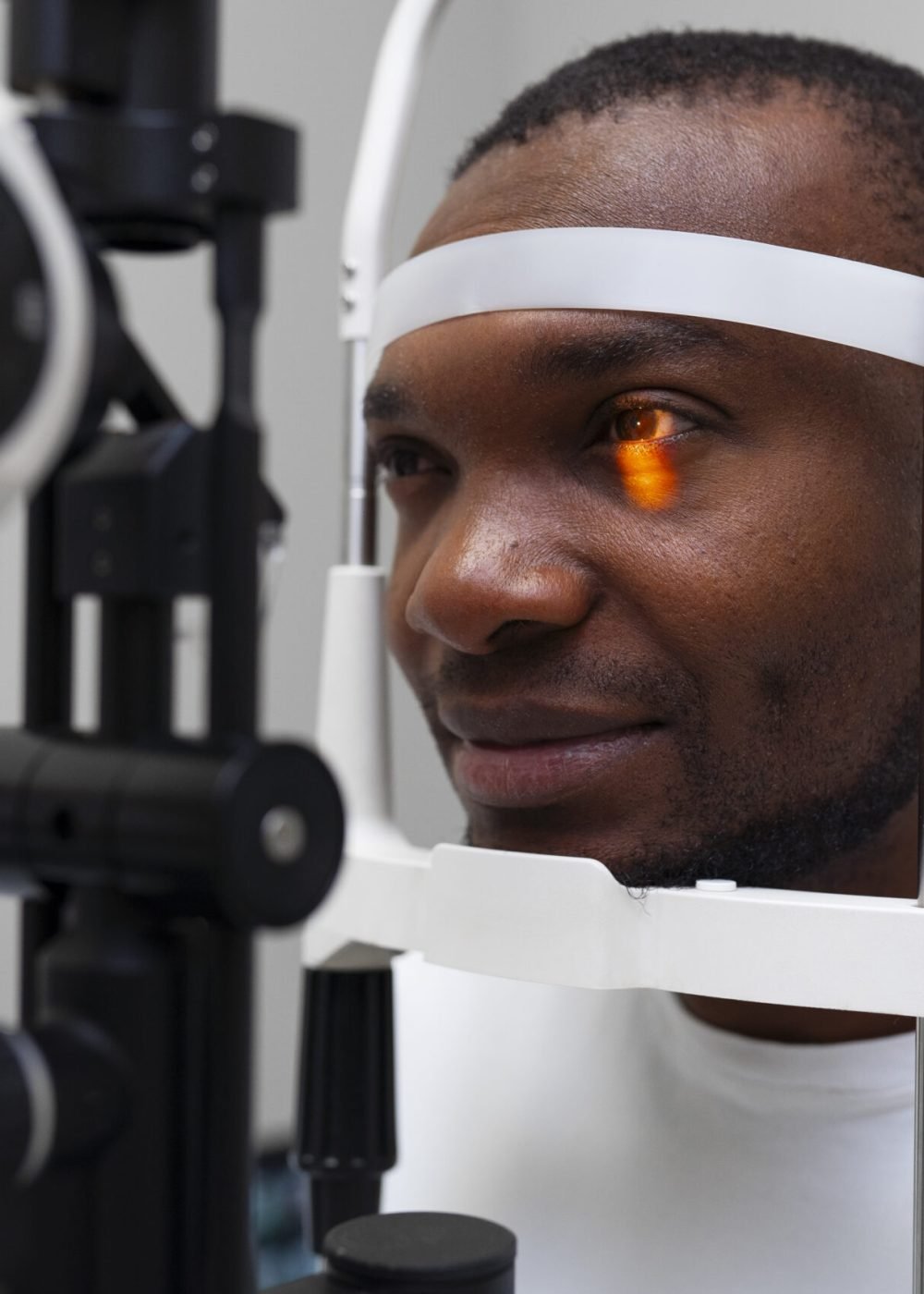 ophthalmologist-doctor-consulting-patient